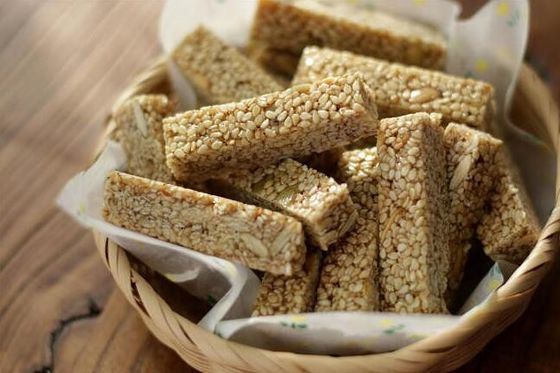 Maszyna do produkcji batonika zbożowego z orzeszków ziemnych, kruchego ciasta, maszyna do cięcia batonika zbożowego