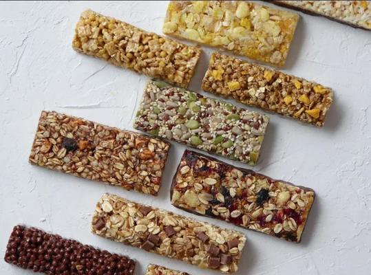 Ciągła i automatyczna maszyna do produkcji batonów zbożowych z sezamem, maszyna do produkcji chikki z orzeszków ziemnych